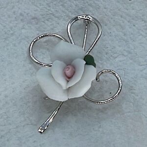 Vintage Delicate floral decor brooch.